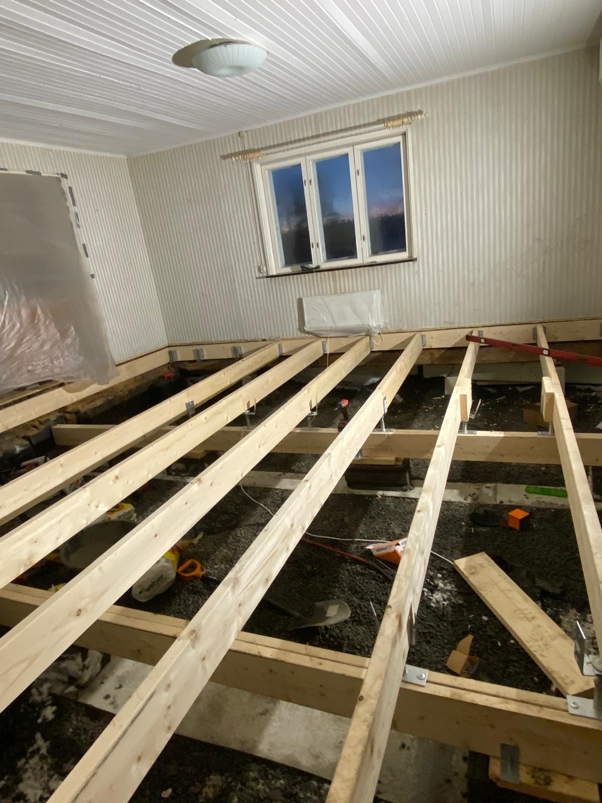 Kuva lattiaremontin alku vaiheesta